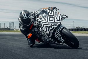 Middleweight supersports go big: Yamaha R9 vs KTM 990 RC R