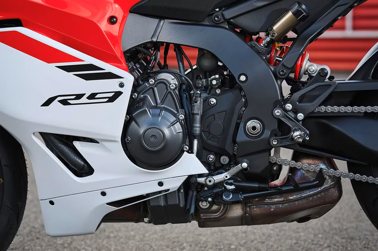Yamaha R9